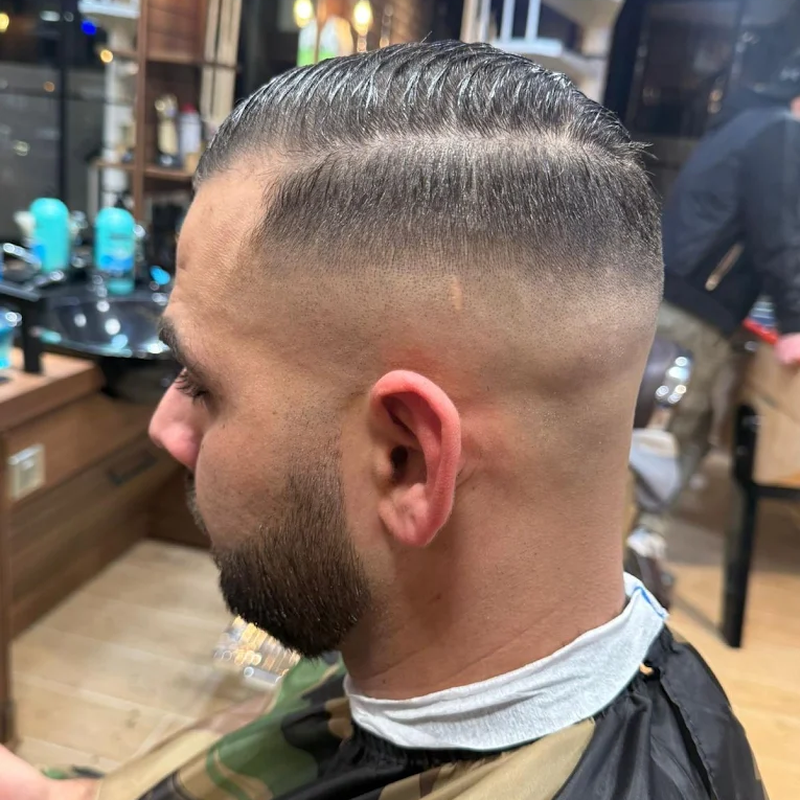 Réalisation coupe homme avec raie